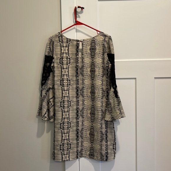 Christian Caliendo Black and Tan Bell Sleeve Dress size S - Picture 2 of 6